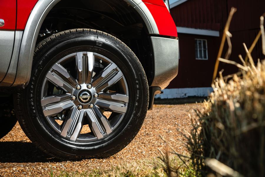 Колеса Nissan Titan XD Platinum Reserve Crew Cab 2019 года  (фото 5 из 34)